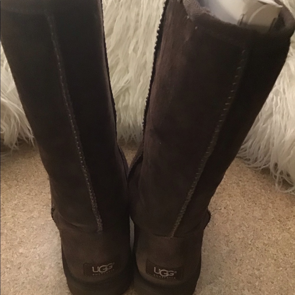 UGG’s Women’s Size 7 Chocolate Brown.